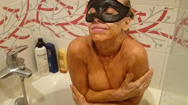 Brown wife – Shit is the best shower gel