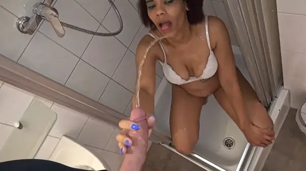 LaraLuana – Nachbar ueberrascht mich beim Pissen