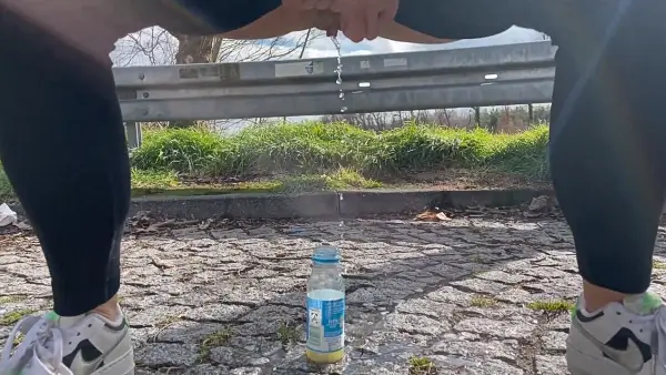 Dollydyson – Meine Pisse auf einer Rastaette serviert