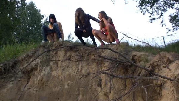oopsmodels – Girls pissing outdoor