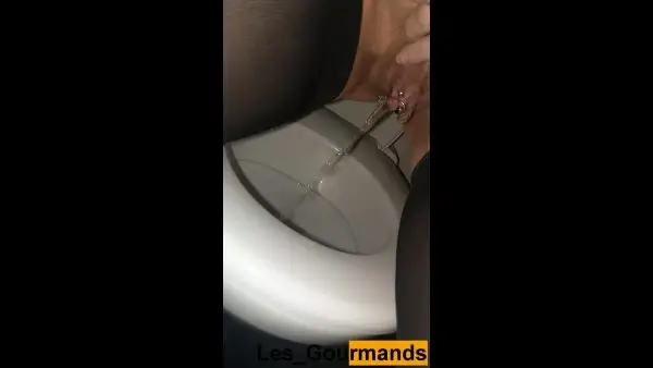 Les Gourmands – Milf with big lips piss in very close up