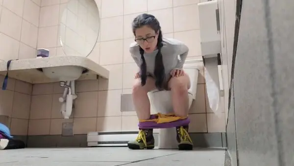 Nerdyfaery – Watch her go pee pee