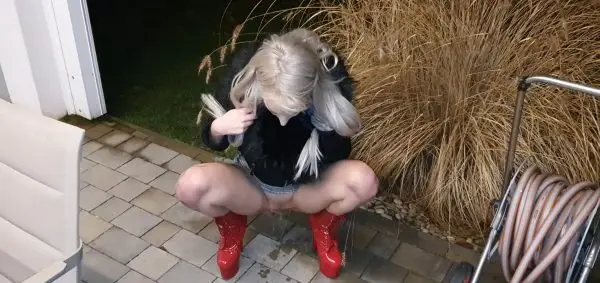 Stella Cinderella – Abgepisst Outdoor in Lack Heels Es Dampft