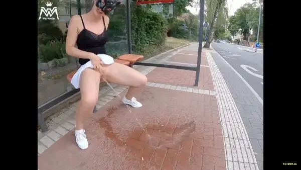 WetingWonder – Public Piss Parade 16 – Die Bus Haltestelle