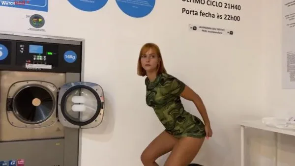 DollyDyson – Meine pisse im Waschsalon hinterlassen