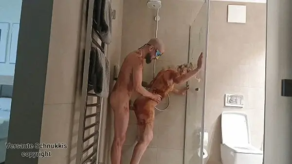 Versauteschnukkis – Scatsex in hotel shower – no male scat