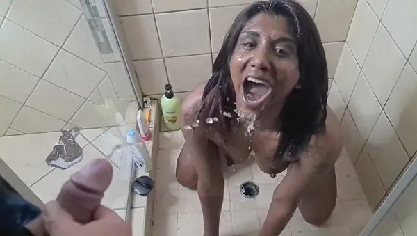 Indian girl and white dick – peeing face in slow motion