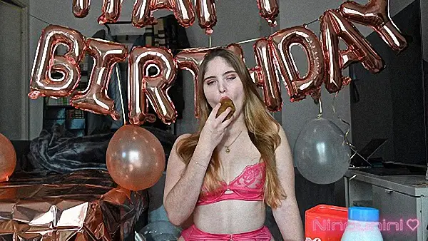 BIRTHDAY CAKE PUKE I eat a shitty cupcake