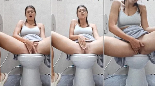 Rub my Pussy in the Public Toilet