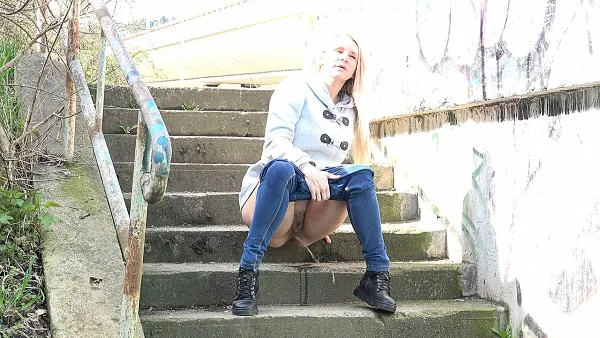 Blondie On The Stairs