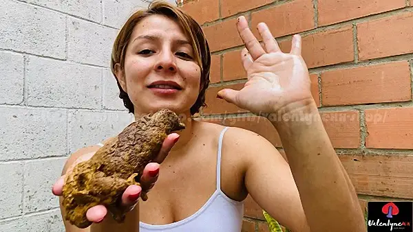 Valentynexx – Licking my big poop in my backyard