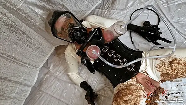 SlutOrgasma – Extreme scat play in rubber and gasmask