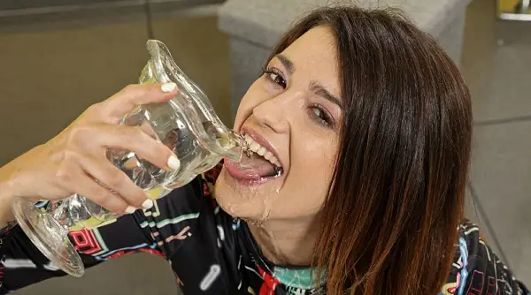 Valentina La Piedra – Powerful Piss Spitting