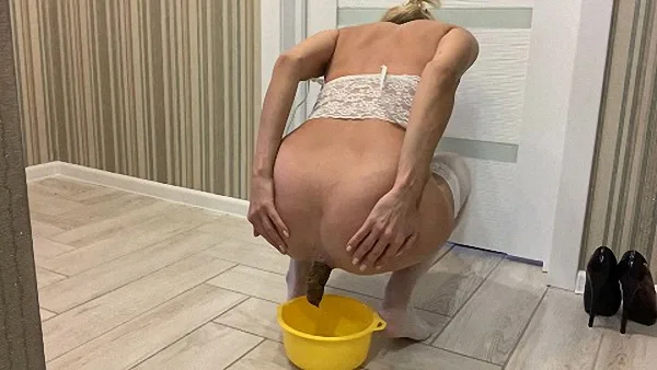 Lily – Lily in stockings shit in a pot