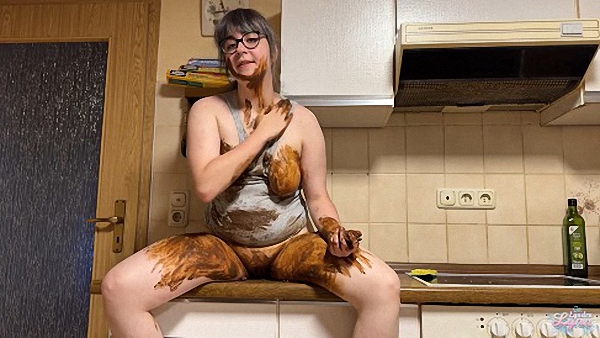 LyndraLynn – Kitchen mess – first time my own shit in my mouth