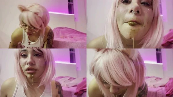 KellyPink18 – Eating and swallowing poop