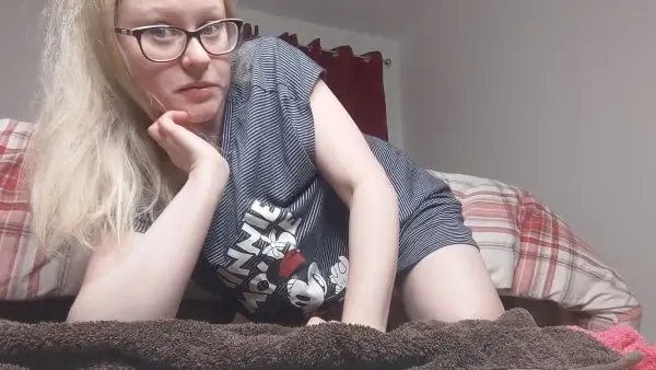 PooGirlSofia – Mommy Pees in Micky Mouse Nighty