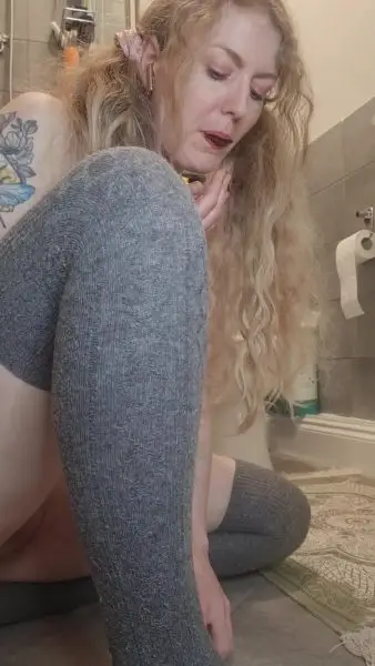 Disgusting-Daisy – Daisy tastes her dump