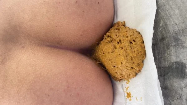 ElleClarkScatQueen – shitting on a hotel balcony