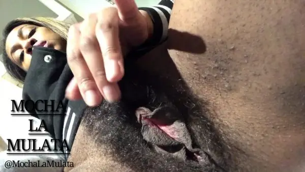 MochaLaMulata – Peeing all over your face