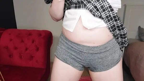 PooGirlSofia – Look right at me whist I poop my panties