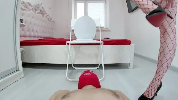 ElenaToilet – Shit directly in his mouth