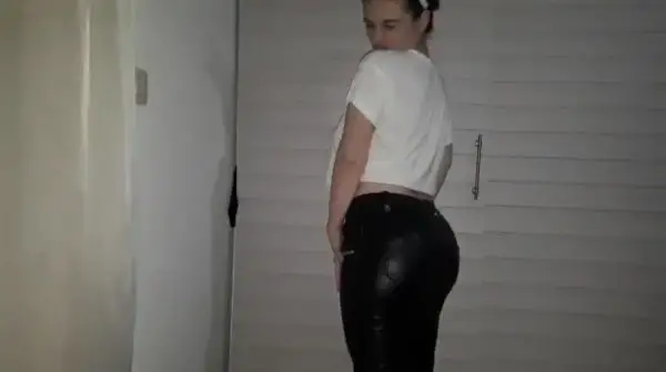 XOBunny – Farts and shit in leather pants