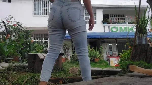 Sarathonson – Pee in public