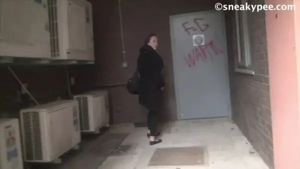 p2018 pissing in public, HD