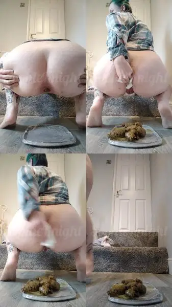 SophieKnight – Squat down back view massive goodies