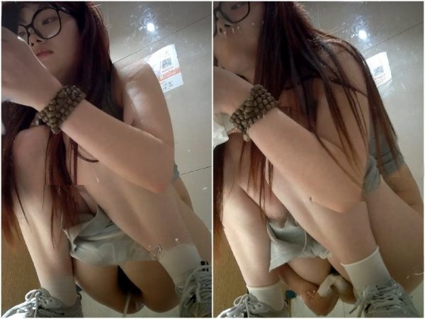 ❤️【トイレショット】パノラマフロントショット:メガネの女の子は髪がたっぷり、セクシーな下着! Girls on the Toilet