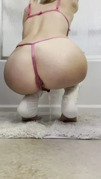 Rear View Pee – Grab onto my Hips