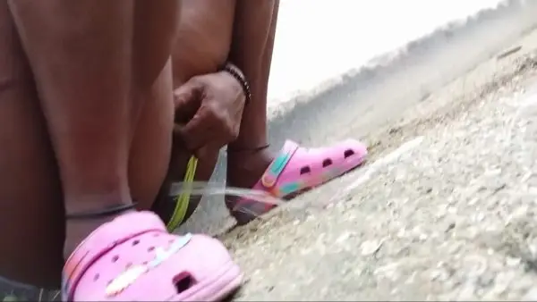 EBONY MILF PEE OUT DOOR BEFORE